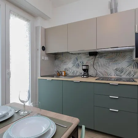 Metro Line 1 Free Parking Apartment